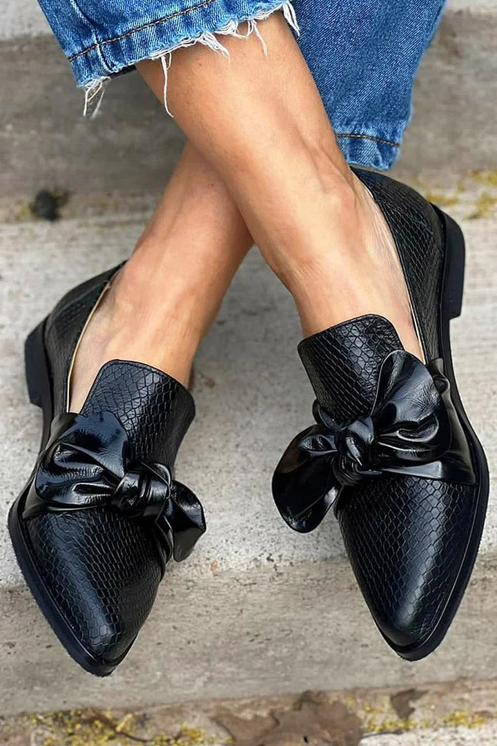 Georgia | Black Loafer Featuring a Glossy Bow