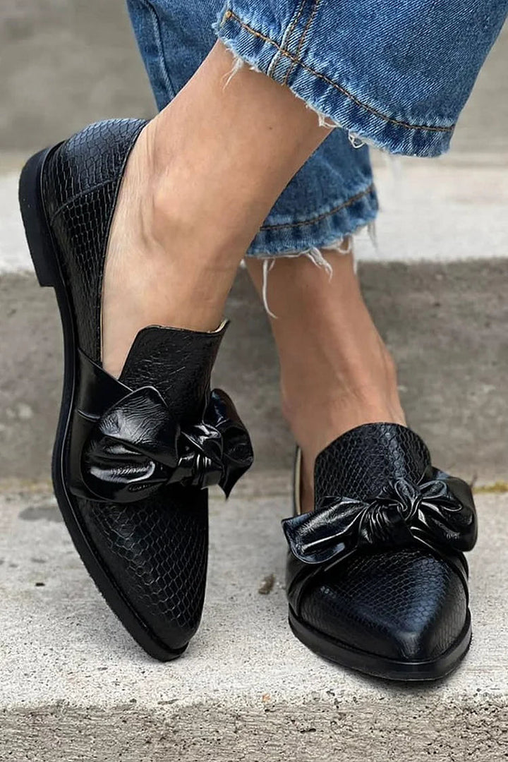Georgia | Black Loafer Featuring a Glossy Bow