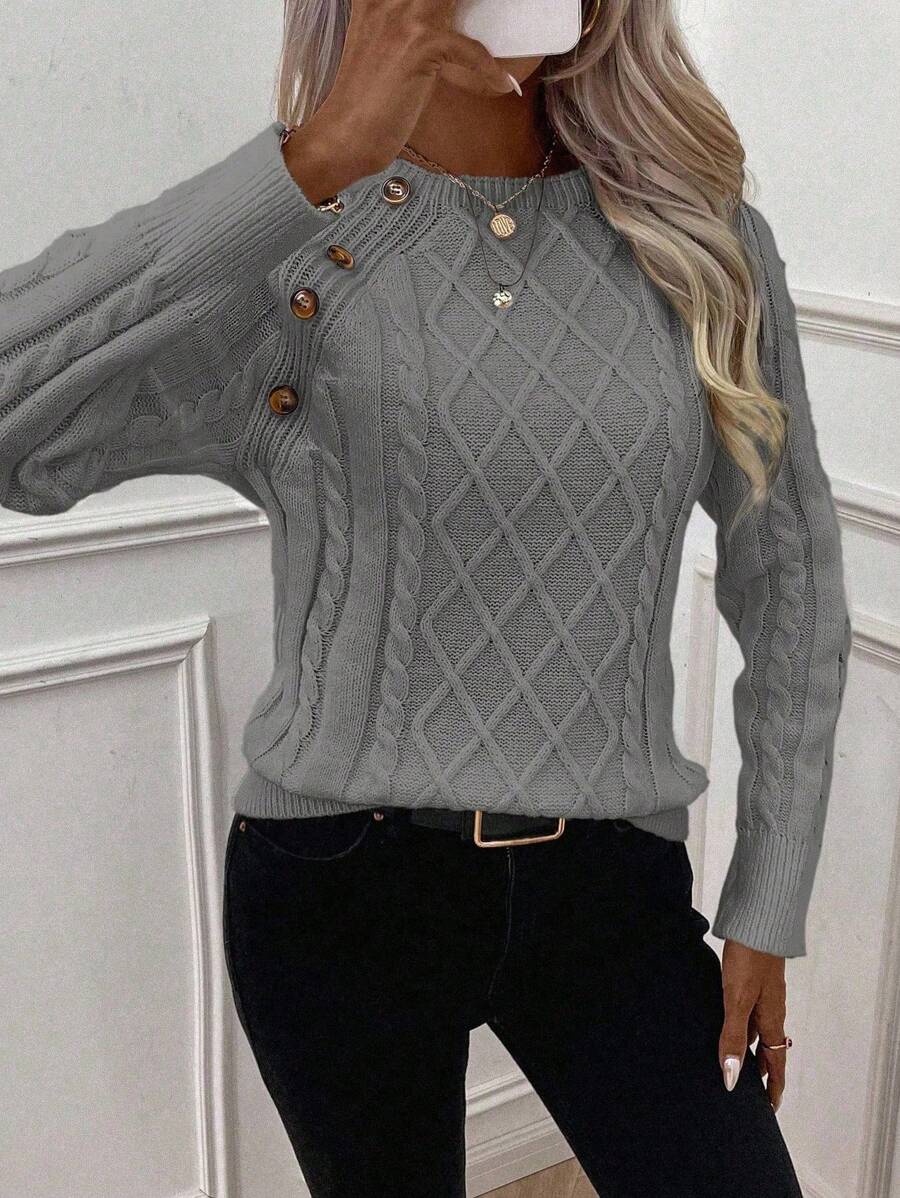 Amalie | Klassischer Pullover mit dekorativen Knopfdetails