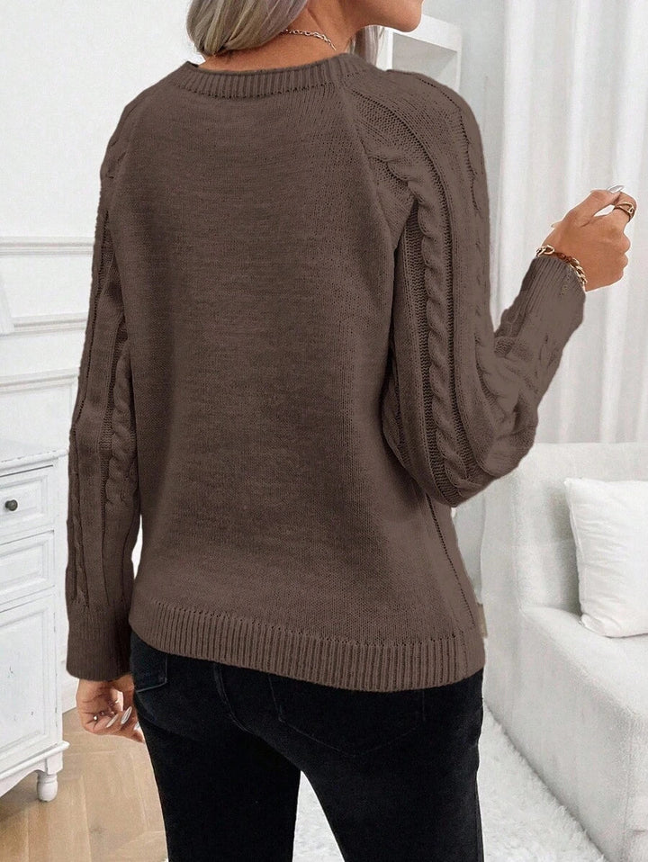 Amalie | Klassischer Pullover mit dekorativen Knopfdetails