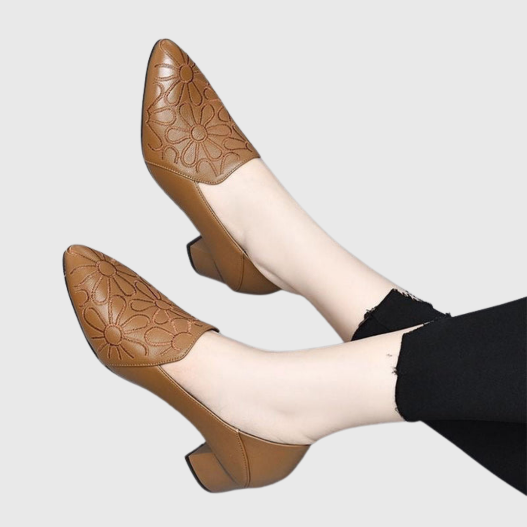 Heidi | Bestickte Pumps aus weichem Leder