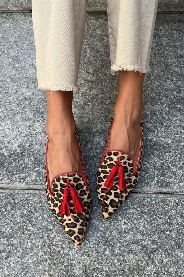Daphne | Mocasines puntiagudos con borlas rojas