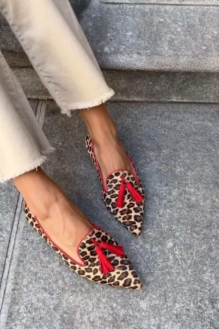 Daphne | Mocasines puntiagudos con borlas rojas