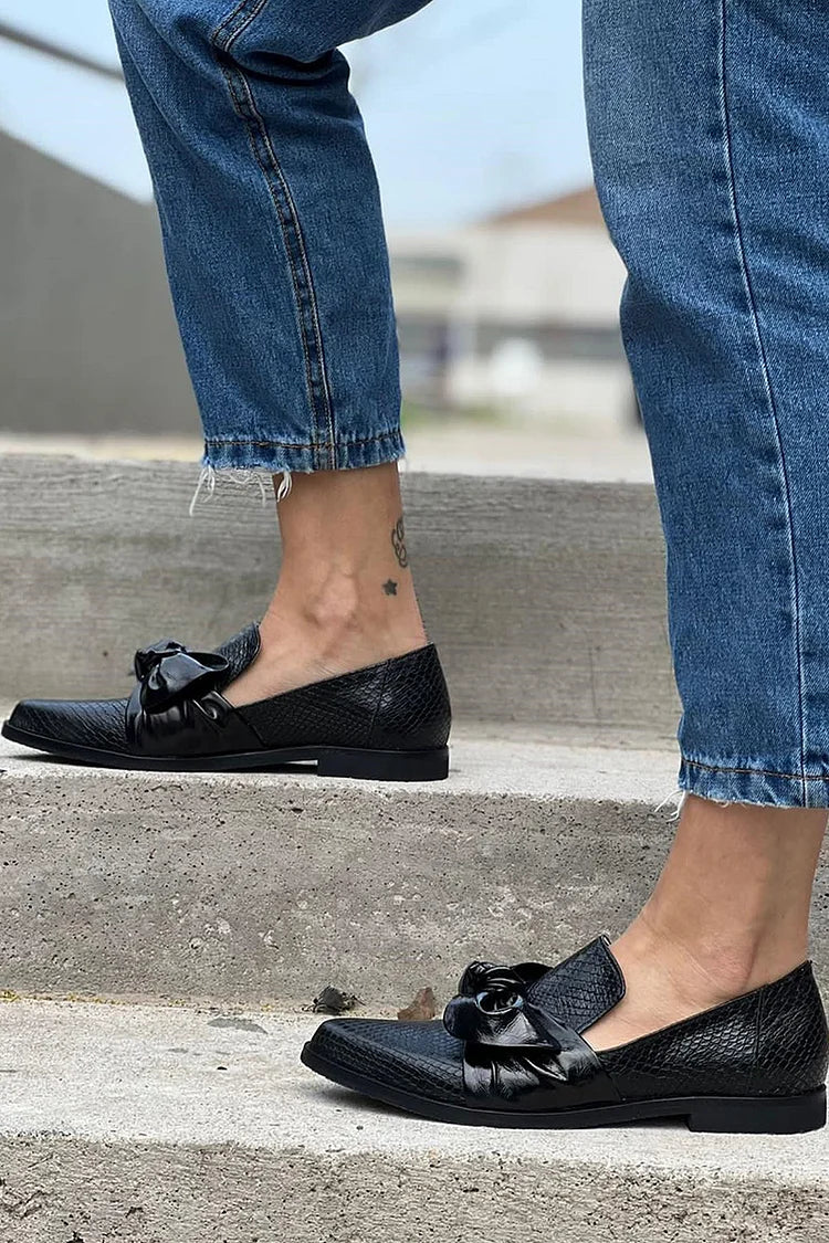 Georgia | Black Loafer Featuring a Glossy Bow
